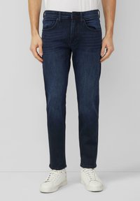 Узкие джинсы