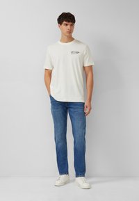 Прямые джинсы