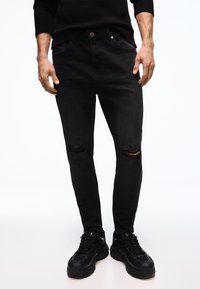 Узкие джинсы