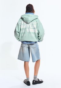 Пуловер с капюшоном Пуловер с капюшоном