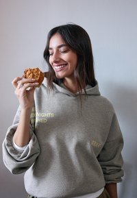 Пуловер с капюшоном Пуловер с капюшоном