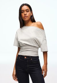 Топ на одно плечо