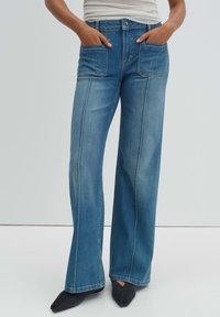 Клешеные джинсы