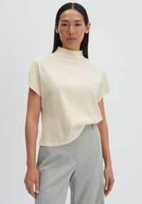 Атласная блузка