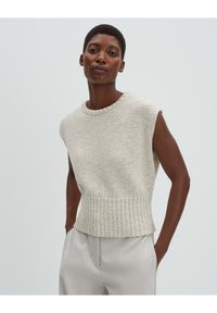 Пуловер без рукавов