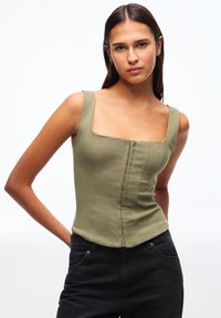 Блузка без рукавов