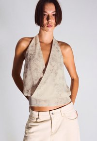 Блузка без рукавов