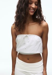 Топ без бретелек