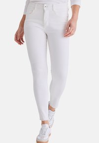 Узкие джинсы