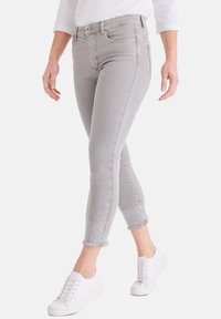 Короткие джинсы