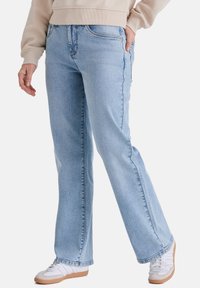 Прямые джинсы