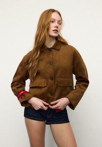 Блейзер с накладными карманами Блейзер с накладными карманами