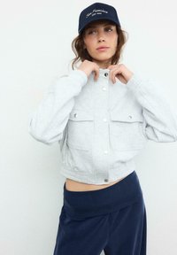 Куртка с накладнымит карманами