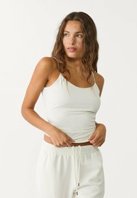 Топ на бретельках