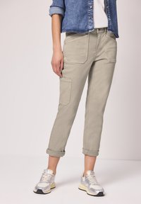 Короткие джинсы