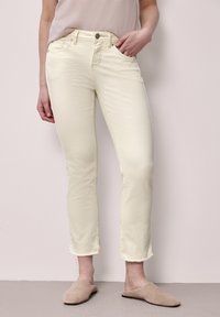 Короткие джинсы