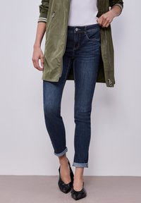 Короткие джинсы Короткие джинсы