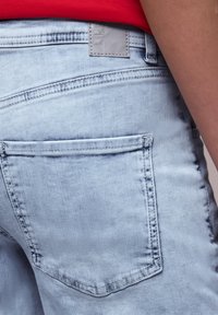 Короткие джинсы Короткие джинсы