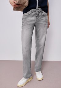 Прямые джинсы