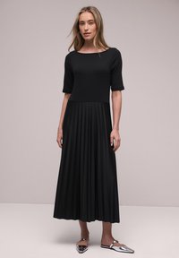 Вязаное платье