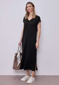 Вязаное платье