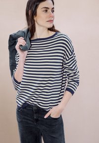 Пуловер в полоску