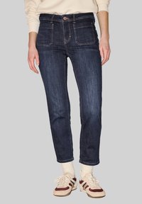 Короткие джинсы