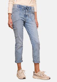 Короткие джинсы