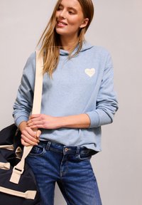 Пуловер с капюшоном