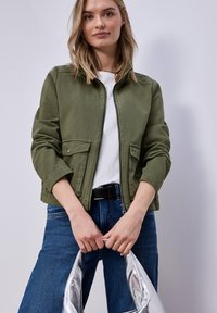 Куртка с накладнымит карманами