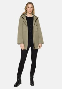 Короткое пальто