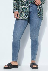 Узкие джинсы