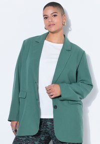 Короткое пальто