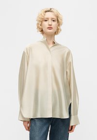 Атласная блузка