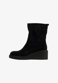 Сапожки на танкетке