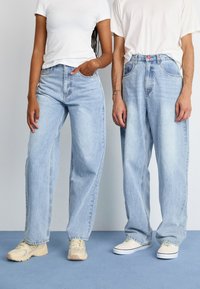 Свободные джинсы