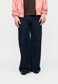 Прямые джинсы