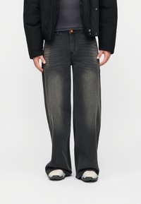 Прямые джинсы