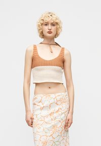 Спортивный топ