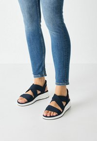 Босоножки на танкетке Босоножки на танкетке