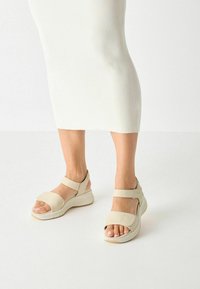 Босоножки на танкетке Босоножки на танкетке