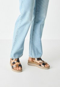 Босоножки на танкетке Босоножки на танкетке