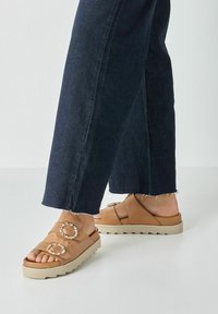 Шлепанцы Шлепанцы