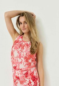 Блузка без рукавов Блузка без рукавов