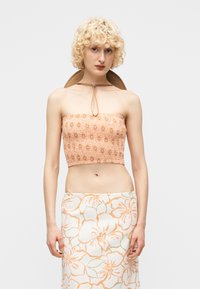 Топ без бретелек