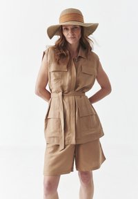 Длинный жилет