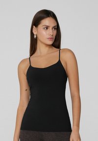 Топ на бретельках