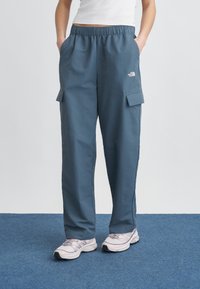 Брюки с накладными карманами