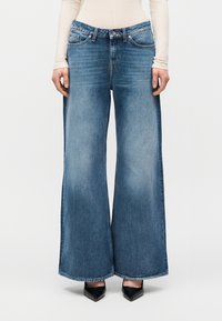 Свободные джинсы