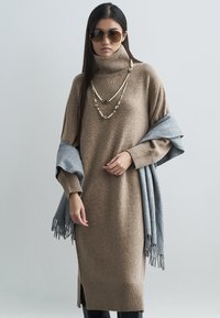 Вязаное платье